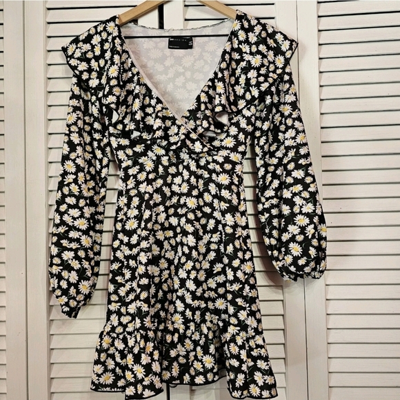 Asos • Ruffle‎ Daisy Dress - Picture 4 of 12